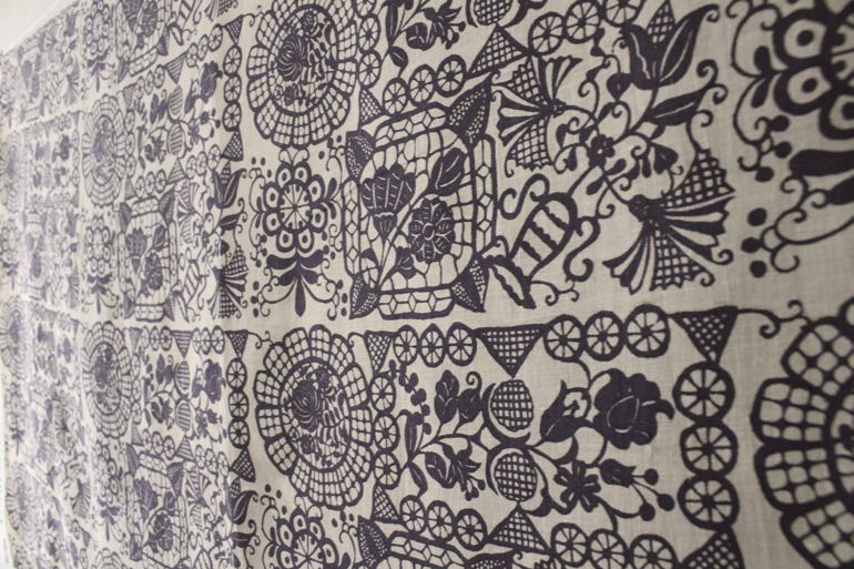 LINNETリネンプリント ルーマニアのテーブル　ナツメグ